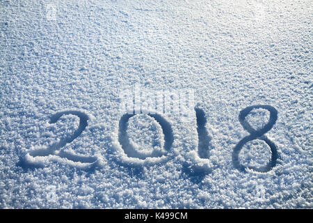 Abstract Capodanno e Natale sfondo dalla neve.Il testo sulla neve 2018 Foto Stock