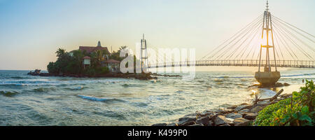 Il bel tempio buddista parey dewa durante il tramonto in matara, sri lanka Foto Stock