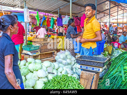 Wellawaya, sri lanka - 2 dicembre 2016: il locale mercato agricolo è affollato e rumoroso, qui ci sono sempre molti clienti e fornitori su decemb Foto Stock