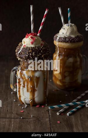 Freakshake - Milkshake con un sacco di caramello e calorie Foto Stock