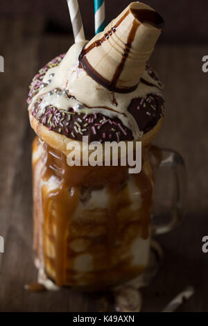 Freakshake - Milkshake con un sacco di caramello e calorie Foto Stock