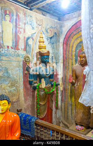 BATTALA, SRI LANKA - 2 dicembre 2016: le statue del signore Vishnu e Signore Buddha nel tempio Yudaganawa, il 2 dicembre in Battala Foto Stock