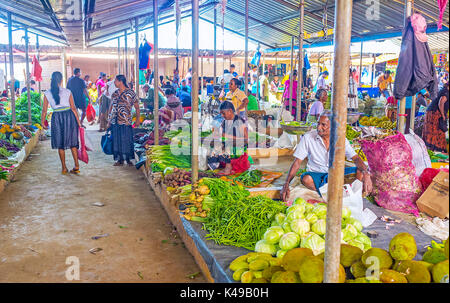 Wellawaya, sri lanka - 2 dicembre 2016: il mercato ortofrutticolo è costituito da righe di bancarelle, dove i mercanti offre verdure e frutti esotici, sul dece Foto Stock
