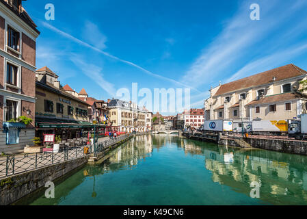 Annecy, Francia - 25 Maggio 2016: Vista della città vecchia di Annecy con il Palais de l'Isle e Thiou fiume in Annecy, Francia. Annecy è un comune nel Foto Stock