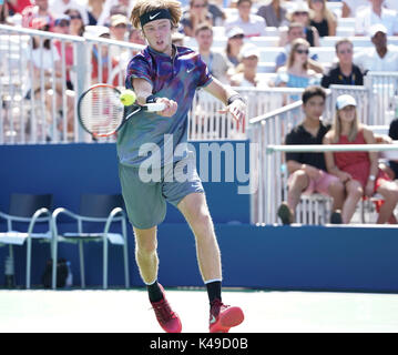 New York, Stati Uniti. 04 Sep, 2017. Andrey Rublev della Russia restituisce palla durante il match contro David Goffin del Belgio a US Open Championships a Billie Jean King National Tennis Center Credito: Lev Radin/Pacific Press/Alamy Live News Foto Stock