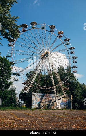 Vecchia, abbandonati in disuso ruota Ferris presso il parco giochi abbandonato in elektrėnai, Lituania Foto Stock