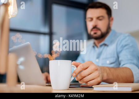 Messa a fuoco selettiva di una tazza di tè Foto Stock