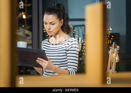 Piacevole donna smart utilizzando moderne tecnologie Foto Stock