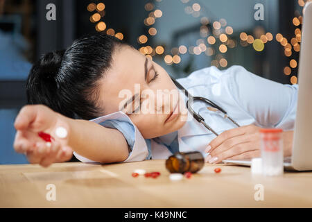 Stanco esaurito scienziato dormire Al suo posto di lavoro Foto Stock