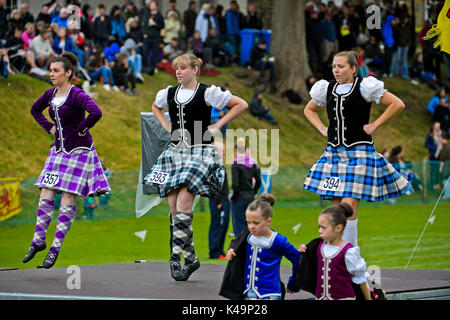 Ragazze In Kilted gonne di eseguire presso l'Highland Dancing concorrenza a Ceres Giochi delle Highland, Scozia, Gran Bretagna Foto Stock