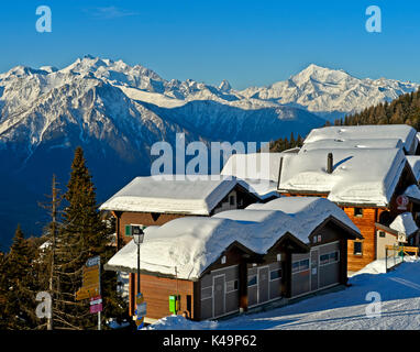 Villaggio di montagna di Bettmeralp In inverno, vista sul massiccio del Mischabel, Matterhorn e Weishorn, Bettmeralp, Vallese, Svizzera Foto Stock