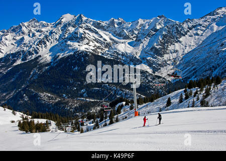 Presso la regione di sci Les Contamines Montjoie,, il Massiccio del Monte Bianco dietro, Haute, Savoie, Francia Foto Stock