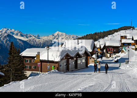 Inverno nel villaggio di montagna di Bettmeralp nelle Alpi svizzere, Bettmeralp, Vallese, Svizzera Foto Stock