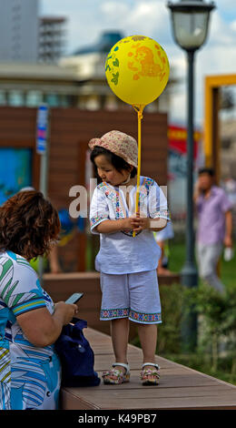 Da 6 a 7 anno di età ragazza con palloncino, Ulaanbaatar, in Mongolia Foto Stock