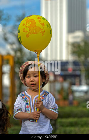 Da 6 a 7 anno di età ragazza con palloncino, Ulaanbaatar, in Mongolia Foto Stock