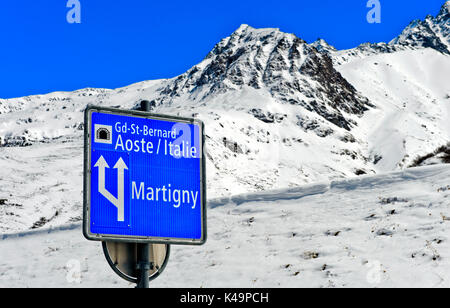 Segno di traffico in entrata per il Tunnel del Gran San Bernardo, Bourg Saint Pierre, Vallese, Switzerlan Foto Stock