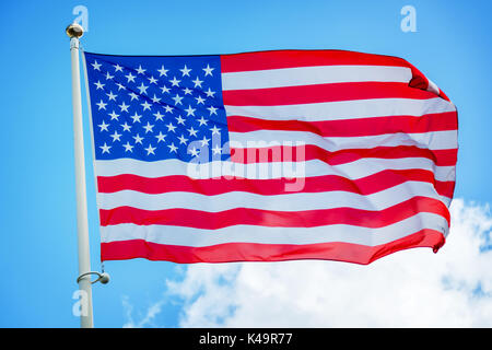 Ci americana bandiera su un palo contro il cielo blu Foto Stock