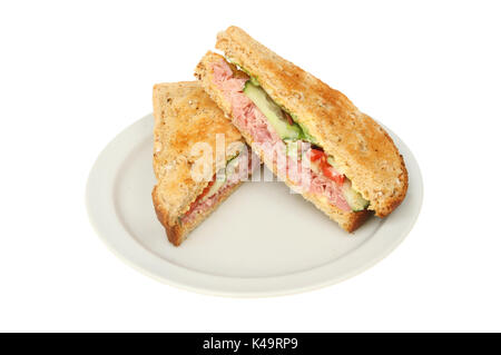 Tirate la carne di maiale e insalata sandwich fatti con crostini di pane granaio su una piastra isolata contro bianco Foto Stock