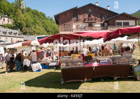 Mercato di domenica a Arreau, Hautes-Pyrénées, Francia. Foto Stock