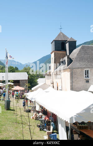 Mercato di domenica a Arreau, Hautes-Pyrénées, Francia. Foto Stock
