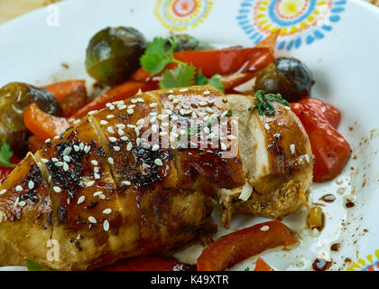 Una teglia pollo teriyaki con verdura Foto Stock