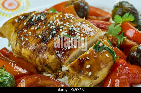 Una teglia pollo teriyaki con verdura Foto Stock