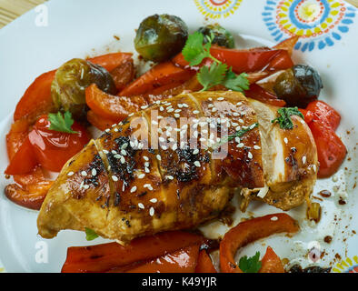 Una teglia pollo teriyaki con verdura Foto Stock