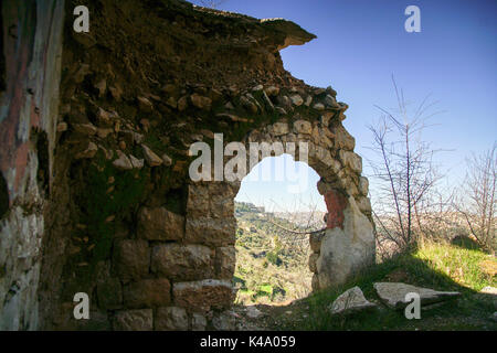 Israele, Gerusalemme, Lifta, deserta villaggio arabo nella periferia di Gerusalemme. La sua popolazione è stata condotta fuori durante gli sforzi per alleviare l'Assedio di Foto Stock