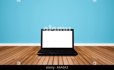 Computer portatile con vuoto vuoto schermo bianco su pavimento di legno con parete di blu. Percorso di clipping sullo schermo Foto Stock