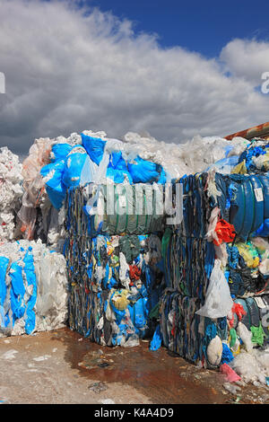 Fogli di plastica in balla per il riciclo in una società di riciclaggio, Plastikfolien in Ballen zur Wiederverwertung in einem Recyclingbetrieb Foto Stock