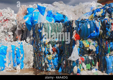 Fogli di plastica in balla per il riciclo in una società di riciclaggio, Plastikfolien in Ballen zur Wiederverwertung in einem Recyclingbetrieb Foto Stock