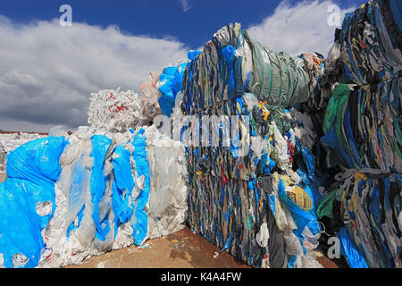 Balle con fogli di plastica per il riciclaggio di plastica in una società di riciclaggio, ballen mit plastikfolien fuer das kunststoffrecycling in einem recyclingbet Foto Stock