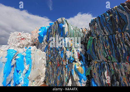 Balle con fogli di plastica per il riciclaggio di plastica in una società di riciclaggio, Ballen mit Plastikfolien fuer das Kunststoffrecycling in einem Recyclingbet Foto Stock