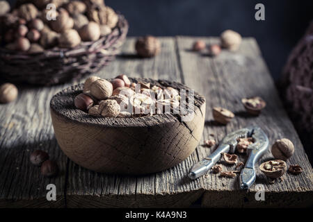 Deliziosi vari dadi con con il vecchio schiaccianoci Foto Stock