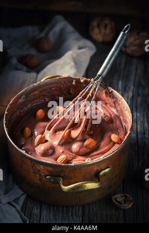 Al delizioso cioccolato alle nocciole, mandorle e noci Foto Stock