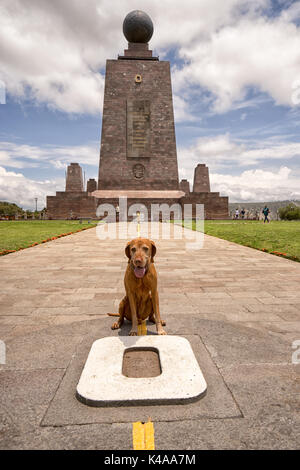 Il 2 marzo 2017 a Quito, Ecuador: il monumento segna la latitudine zero nell'Mitad del Mundo è dog friendly destinazione turistica Foto Stock