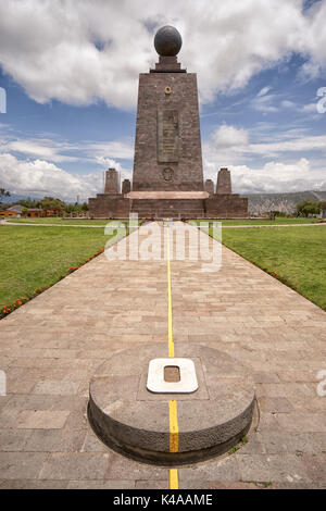 Il 2 marzo 2017 a Quito, Ecuador: il monumento segna la latitudine zero nell'Mitad del Mundo Foto Stock