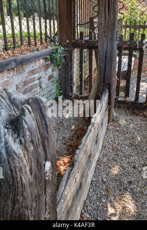 Odiham, Hampshire, Regno Unito. Il vecchio villaggio di scorte al di fuori del sagrato della chiesa Foto Stock