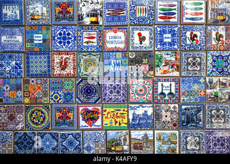 Negozio di souvenir, miniature delle tradizionali tegole azulejo, Lisbona, Portogallo Foto Stock