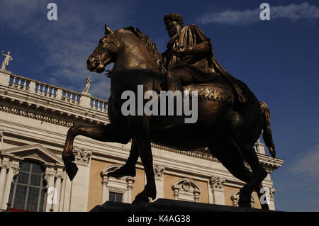 Statua equestre di imperatore romano Marco Aurelio (121-180). Antonine dinastia. Copia di un originale romano. Piazza del Campidoglio. Roma. L'Italia. Foto Stock