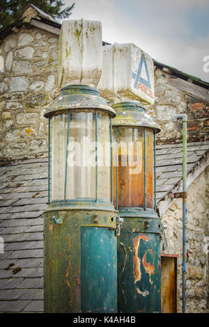 Arrugginimento vintage pompe di benzina Foto Stock