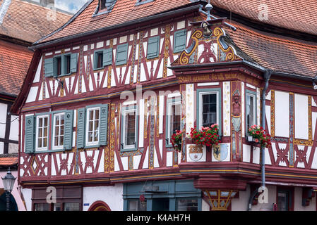 Il einhardhaus, storica casa in legno e muratura con ornamenti e finestra di baia dal 1596, seligenstadt, Hesse, Germania Foto Stock