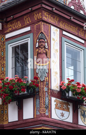 Dettagli dalla einhardhaus, storica casa in legno e muratura con la figura e le decorazioni della finestra di baia dal 1596, seligenstadt Foto Stock