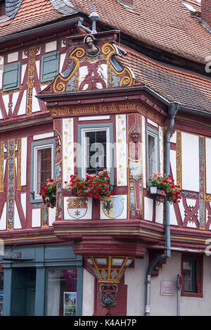 Il einhardhaus, storica casa in legno e muratura con ornamenti e finestra di baia dal 1596, seligenstadt, Hesse, Germania Foto Stock