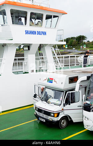 Camper sullo Shannon Dolphin, attraversando il fiume Shannon da Tarbert a Killimer, sud Irlanda Foto Stock