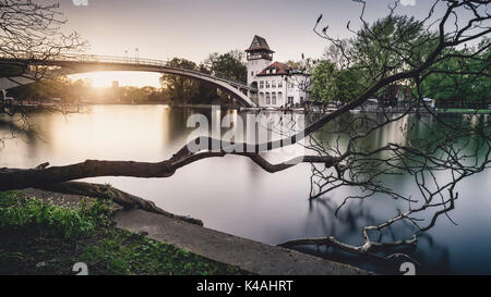 Vista dell'isola della gioventù in Spree, Treptow-Köpenick, Berlino, Germania Foto Stock