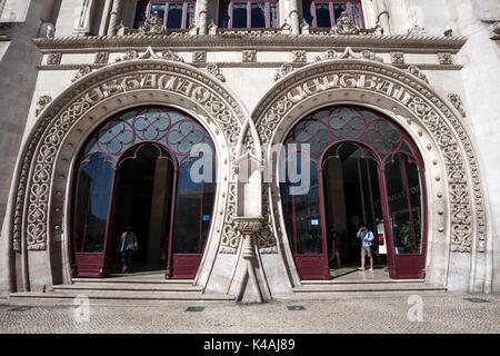 Edificio della stazione Rossio, estacao do Rossio, con pianta a ferro di cavallo ingressi, sulla Praca de Dom Pedro IV street, Rossio trimestre Foto Stock