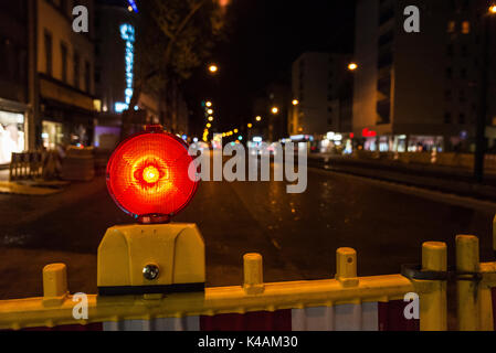 Recinzione con spia rossa di avvertimento di una strada in costruzione a Dusseldorf, Germania Foto Stock