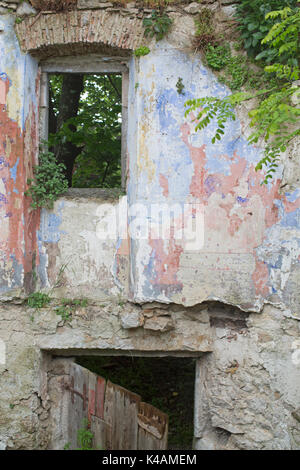 Dettaglio di un ex ora Dwelling-House decaduto in un piccolo villaggio della penisola istriana Foto Stock