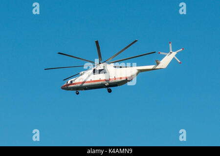 Mi-26 pesante trasporto militare elicottero in volo Foto Stock